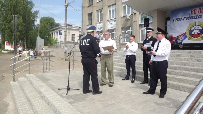 Десять сотрудников госавтоинспекции получили грамоты и благодарности Собрания депутатов