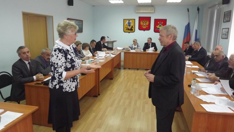Активисты выборной кампании получили грамоты, новый депутат - удостоверение