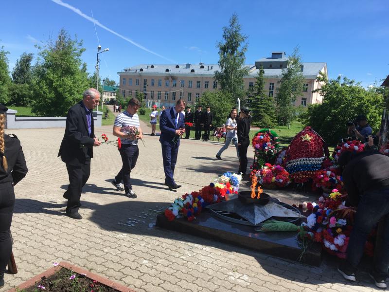 Депутаты Максим Дмитриев, Анатолий Арсеев и Николай Завадский возложили цветы к памятникам 