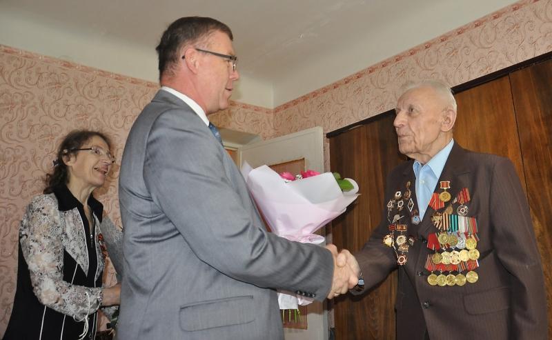 Александр Степанов поздравил с 95-летием котласского долгожителя
