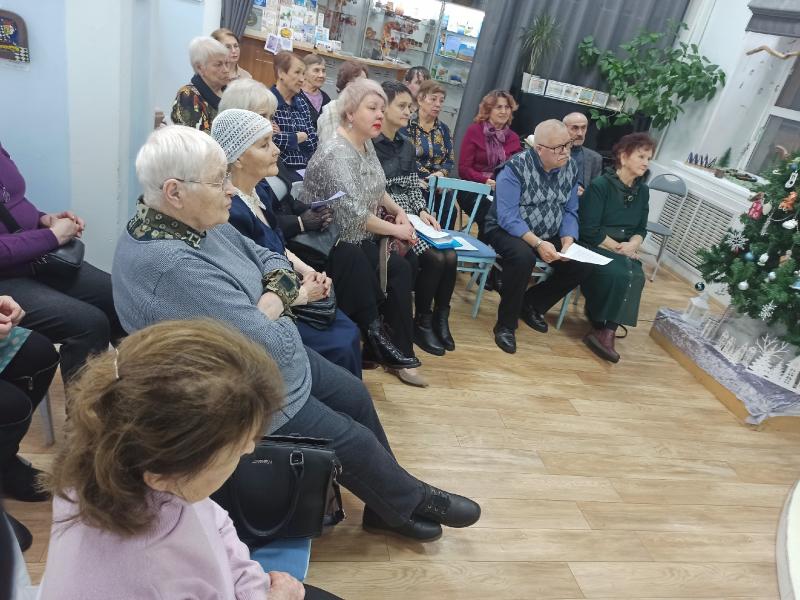 Собрались любители поэзии!
