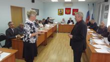 Татьяна Филипьева вручает удостоверение депутата Александру Хрусталеву